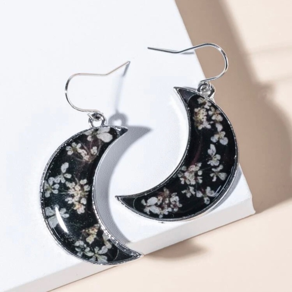 Moon 🌙 crescent flower resin earrings nwt